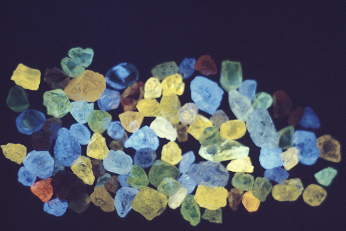 Fluorescent rough diamonds