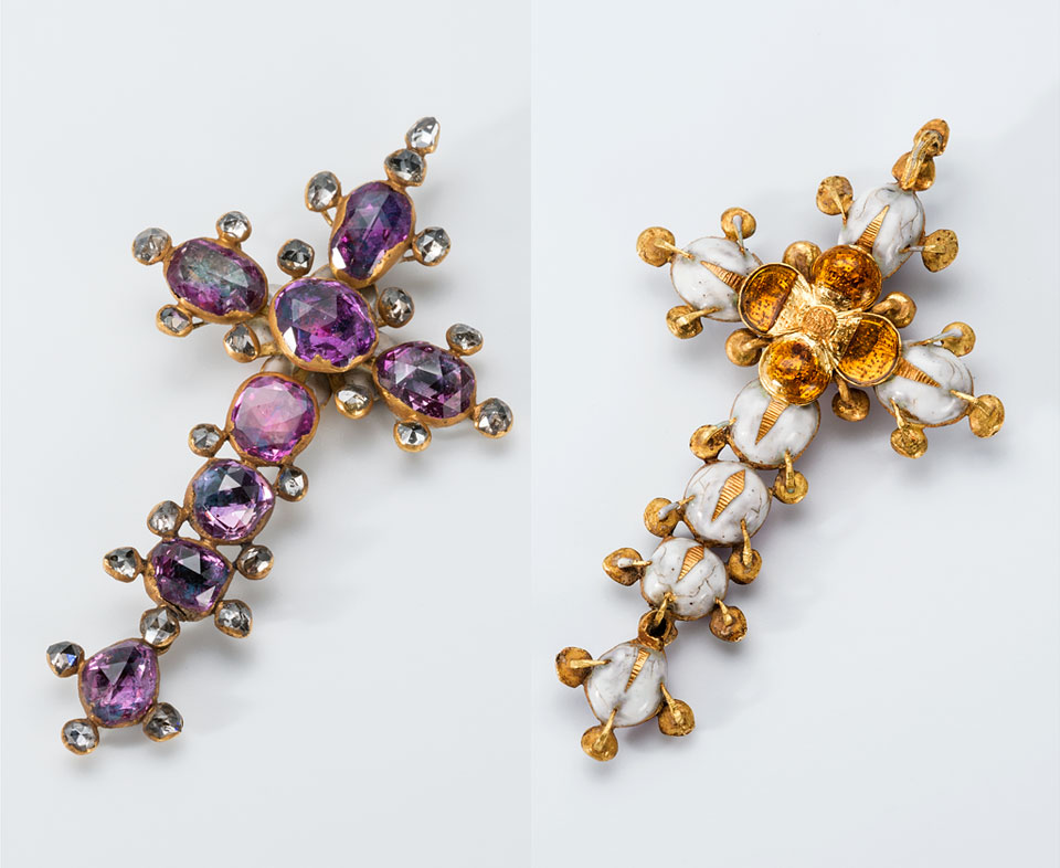 This rose-cut sapphire and diamond cross pendant would have been worn with long enameled chains popular during the Elizabethan era. The back of the pendant (right) showcases highly skilled enameling and delicate metalsmithing. Courtesy Museum of London. Photo by Robert Weldon.