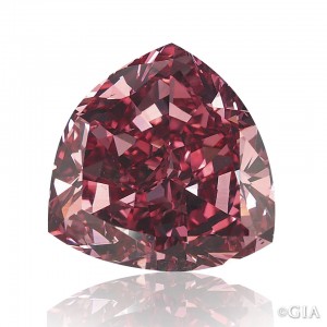 5.11ctのFancy Moussaieff Red（ファンシー ムサイエフ レッド）。他のほとんどのレディッシュなカラーのダイヤモンドは外観が「より寒色系」であるため、パープリッシュ レッドと呼ばれる。提供：William Goldberg Diamond Corp. （William Goldbergダイヤモンド社）