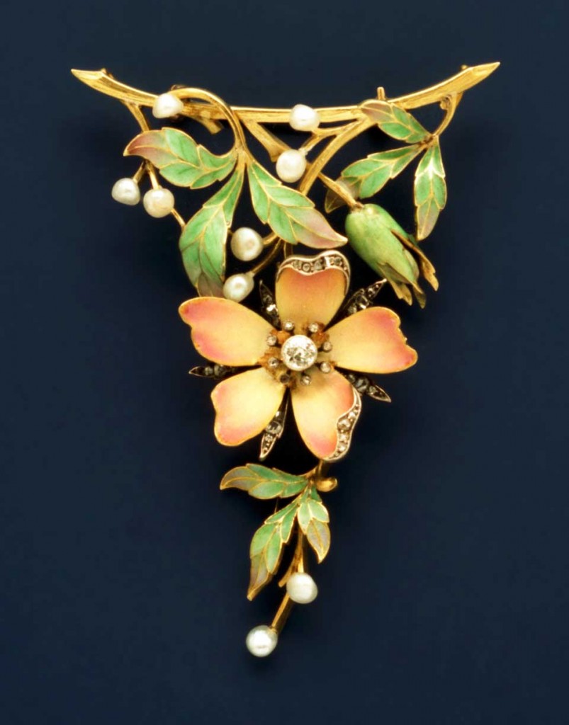 Brooch with enameled leaves