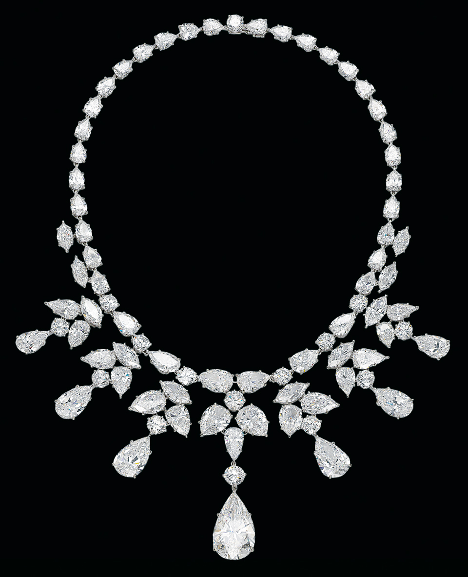 an-elegant-necklace-with-a-modern-design-for-everyday-wear-that-can-be