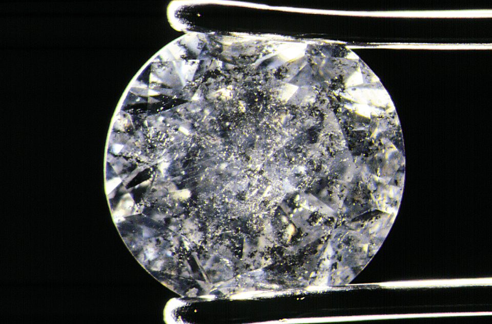 このダイヤモンドはインクルージョンが非常に多いため、月の表面のように見える。提供：K.R. Gems & Diamonds International（K.R.ジェムズ＆ダイヤモンズ インターナショナル）。写真：John I. Koivula/GIA