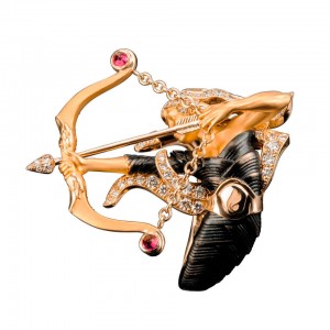 A female archer and a bow is a powerful image in this 18K yellow gold ring by Magerit Joyas. From the Leyenda collection, the Valiente ring is a thing of beauty with diamonds, rubies, and black rhodium. Courtesy: Magerit Joyas 