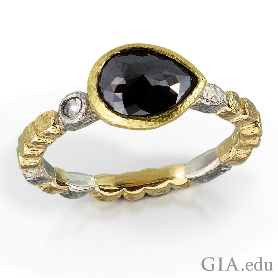 时尚：不对称、纹理饰面和黑色钻石使这款订婚戒指与众不同。 图片由 Cole Roger（科尔·罗杰）提供。