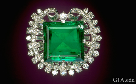 20 baguette cut diamonds circle a 75.47 ct Colombian emerald