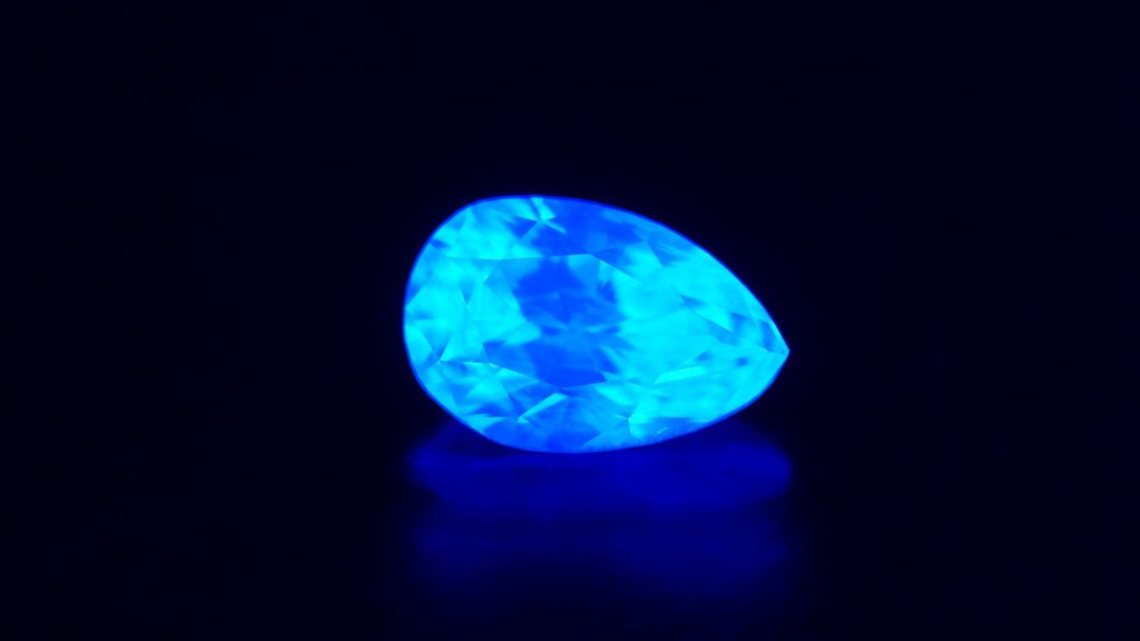 Diamond Displaying Blue Fluorescence GIA 4Cs