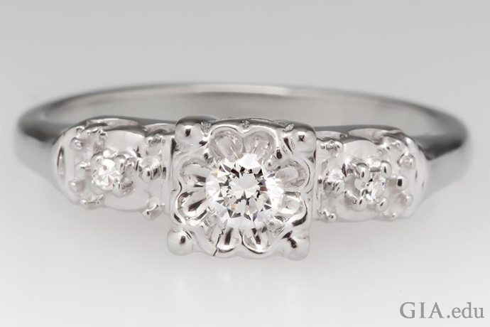 使用总重0.12克拉的钻石进行幻觉镶嵌的订婚戒指