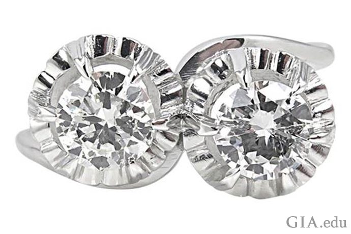 Toi et Moi 订婚戒指采用幻觉镶嵌，包含两颗总重1.18克拉的钻石。