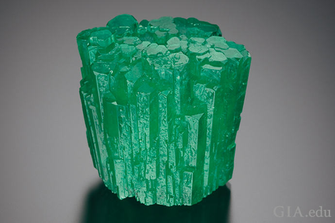 一颗88.4克的祖母绿晶体晶簇 