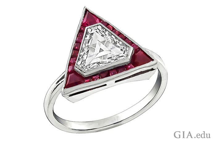 ルビーに囲まれた、ファンシーカットダイヤモンドのアールデコ調の婚約指輪。