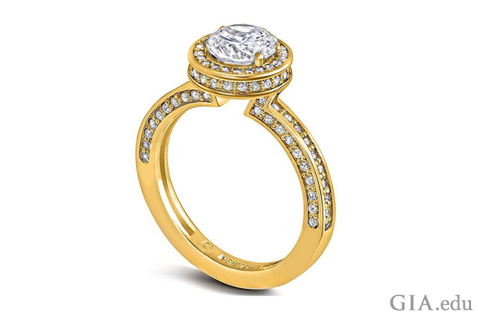 一枚镶有 1.55 克拉钻石的光晕式订婚戒指，珠镶的米粒钻连成光环。