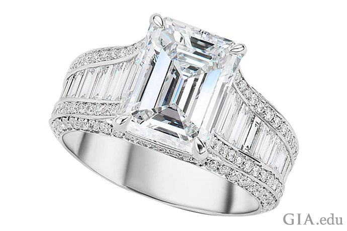 24個のバゲットと136個のラウンドダイヤモンドがシャンクについた3.55ctのエメラルドカットの婚約指輪。