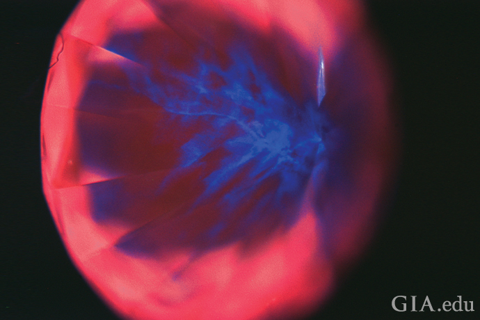 暴露于高强度超短波长光线下时，CVD 钻石呈现出强烈的粉红橙色荧光，有些区域为强烈的蓝色或紫罗兰色荧光。