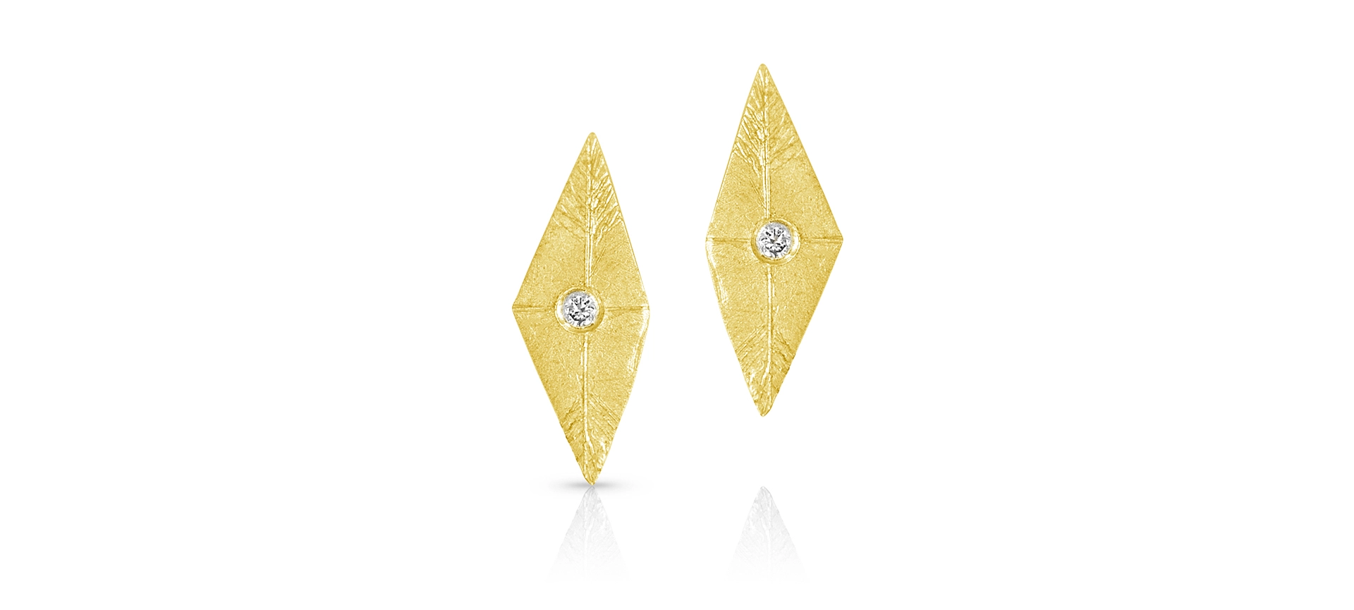 Kite-shaped yellow gold earrings with diamonds