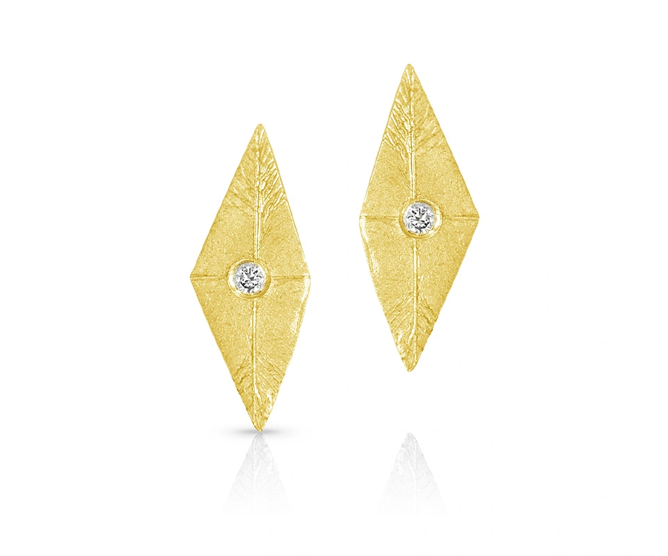 Kite-shaped yellow gold earrings with diamonds