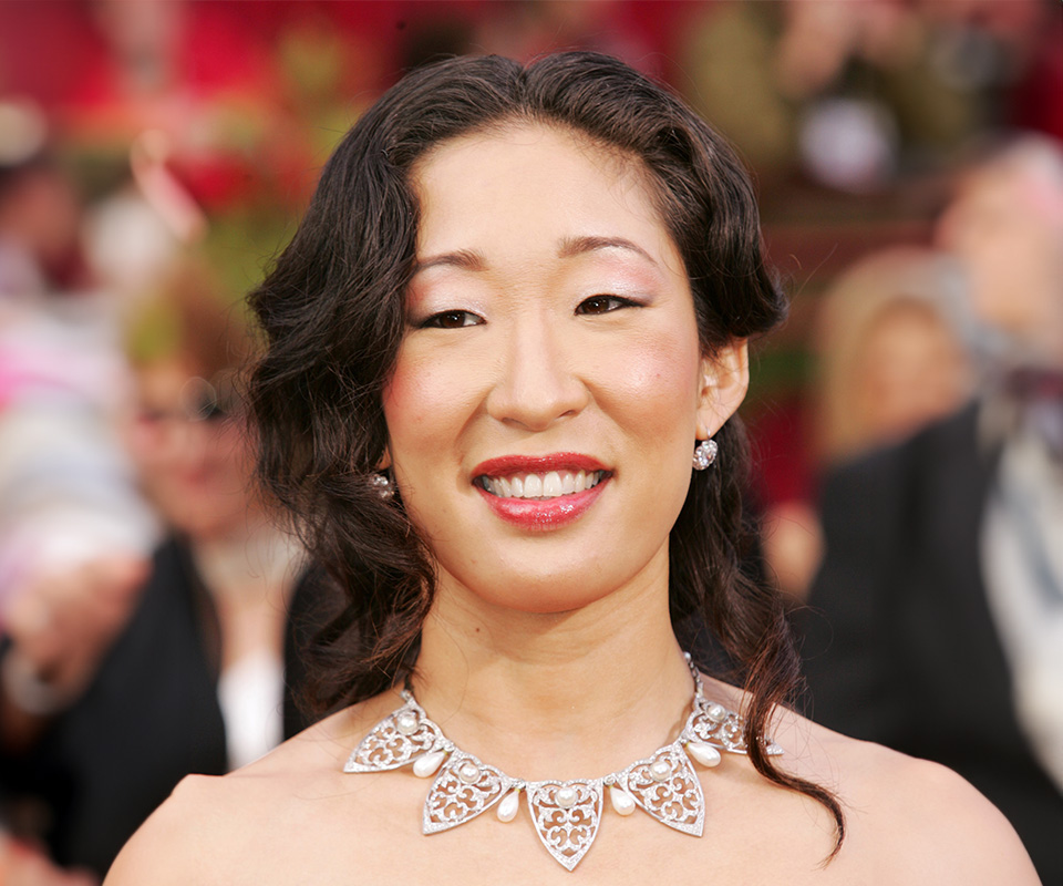 Sandra Oh wearing a pearl and diamond necklace