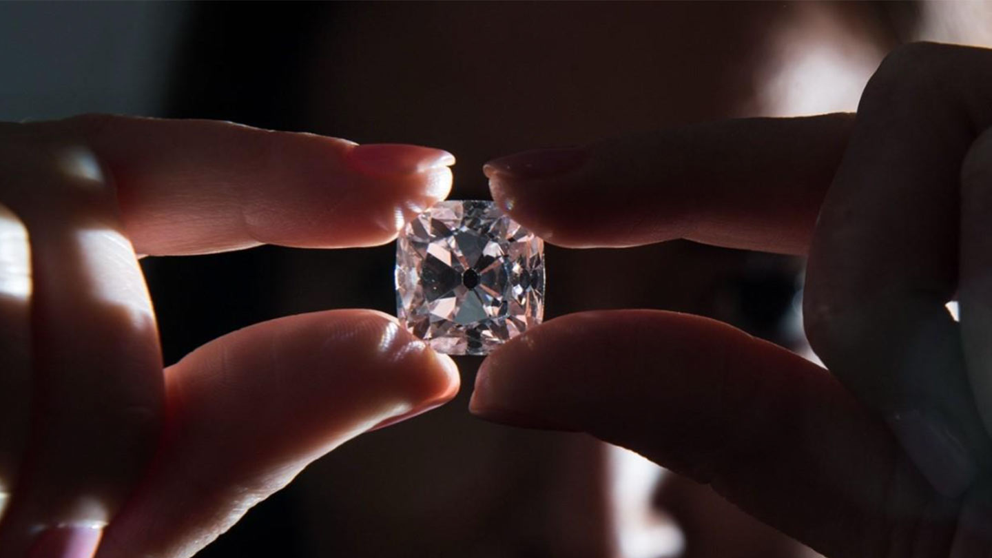 Woman holding Le Grand Mazarin pink diamond