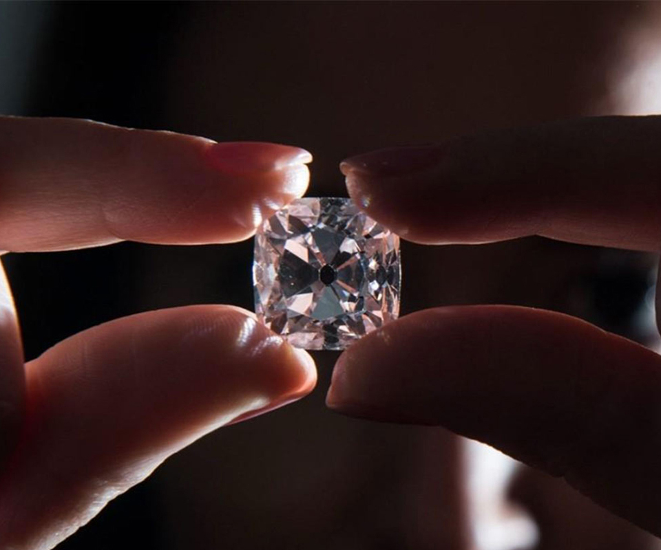 Woman holding Le Grand Mazarin pink diamond